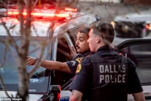 Hombre arrestado con armas afuera del partido electoral de Ken Paxton