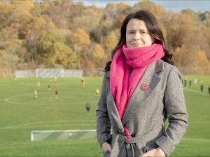 Un asociado del parlamentario laborista escocés Jonny Reid es una de las tres personas arrestadas por la policía antiterrorista bajo sospecha de espiar para China.