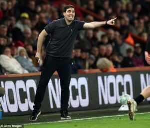 Los Spurs y Crystal Palace están considerando un nuevo acuerdo después de insistir en que el técnico de la Premier League está “muy contento” en el club actual.