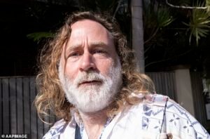 Gurú del bienestar acusado de homicidio involuntario después de que un hombre muriera en una ceremonia de envenenamiento de ranas y ayahuasca en un retiro de Byron Bay