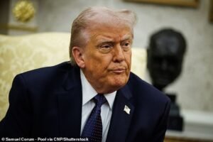 Trump se volvió contra Christie Noem cuando los conocedores revelaron el sensacional momento que estalló y preguntaron: ¿Debería despedirla?