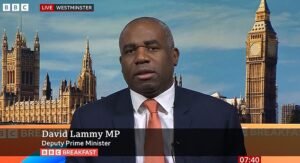 David Lammy dice que un ataque del Reino Unido a sitios de misiles iraníes sería legal (porque afirma falsamente que Chipre es miembro de la OTAN)