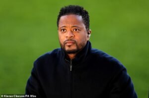 Patrice Evra está furioso porque tres expertos del Man United están tratando de “matar” la carrera de Michael Carrick: el francés critica a Gary Neville, Roy Keane y Paul Scholes por fallas en el banquillo