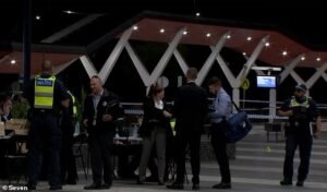 El último acto de altruismo de un buen samaritano antes de apuñalar a la estación de tren Meranda de Melbourne.