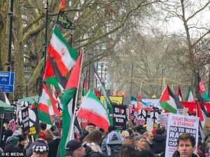 Manifestantes de izquierda corearon “Victoria para Irán” mientras miles marchaban hacia la embajada de Estados Unidos en Londres para exigir el fin de los atentados.