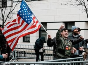 Una bomba de humo ataca a los manifestantes en la manifestación anti-Islam del influencer conservador Jake Lang en Nueva York