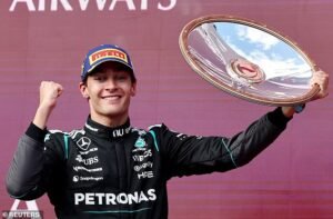 George Russell se adjudica la victoria en el Gran Premio de Australia después de una batalla con Charles Leclerc de Ferrari por el primer lugar: la estrella australiana de F1 Oscar Piastri se estrella