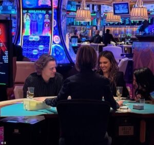 La estrella de la NFL Joe Burrow, de 29 años, derrite a los fanáticos cuando aparece en una cita nocturna en Las Vegas con Jessica Alba, de 44 años, recientemente divorciada.