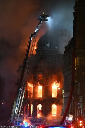 Un gran incendio causa caos en Glasgow Central: la estación más transitada de Escocia está cerrada con todos los trenes cancelados y los viajeros varados en los trenes después del colapso de un edificio histórico después del incendio de una tienda de vapeo