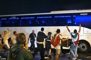 Las estrellas del fútbol iraní piden ayuda mientras los manifestantes rodean su autobús mientras el equipo se enfrenta a la pena de muerte en Australia por su valiente boicot al himno.