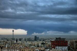 Los británicos “se enfrentan a los precios de gasolina más altos” a medida que cae el FTSE… Pero Trump dice que aumentar las facturas de energía es de “bajo costo” para controlar a Irán.