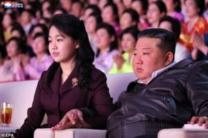 Gring Kim Jong Un sentado de la mano de su hija en un concierto mientras elogia a las mujeres “fuertes” pero “físicamente débiles” de Corea del Norte.