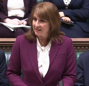 Reeves dice a los británicos que se golpeen los bolsillos para prepararse para la guerra de Trump contra Irán: el canciller advierte sobre el aumento de la inflación a medida que la gasolina alcanza el récord de £ 2 por litro