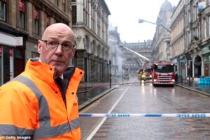 Swinney promete tomar medidas enérgicas contra las tiendas de vapeo después de que el incendio de un ‘banco de cargadores debajo del mostrador’ destruyera un edificio histórico de la ciudad