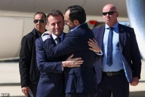 ¡Ahora la Armada francesa ha venido al rescate! Macron recibe una cálida bienvenida en Chipre y se compromete a proteger el Estrecho de Ormuz