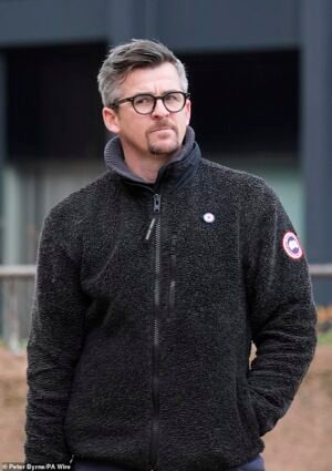 Joey Barton ha sido acusado de “herir intencionalmente” después de que un hombre fuera encontrado con heridas graves en la cara y el cuerpo cerca de un club de golf de Liverpool.