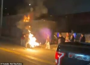 Un manifestante que quema una bandera se prende fuego accidentalmente afuera de una instalación de ICE