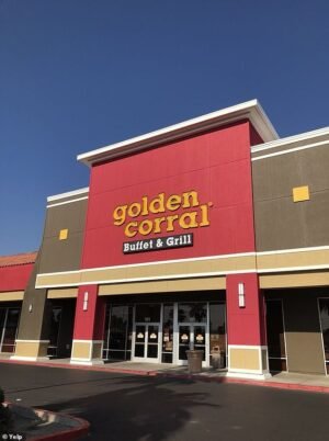 Un cliente de Golden Corral quedó con ‘lesiones irreparables’ después de que un trabajador lo apuñalara con un tenedor por cargos de comida y guión, según la demanda