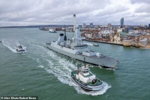 El HMS Dragon ‘se balancea en el Canal durante tres días’ después de abandonar finalmente Portsmouth Chipre