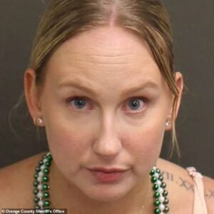 Madre borracha deja a su hija llorando en el bar para ir de fiesta al club nocturno Universal Resort