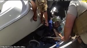 El aterrador momento en el que un tetrapléjico cayó a aguas profundas al desplomarse la rampa para sillas de ruedas que conectaba su barco con el muelle