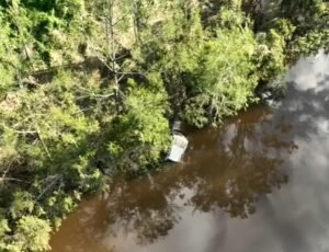 Trágica actualización sobre la búsqueda de turistas chinos desaparecidos después de que su automóvil fuera encontrado en las inundaciones de Queensland