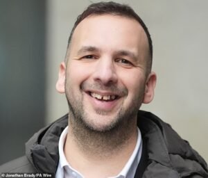 Zac Polanski lamentó que sólo lo estaban “ridiculizando” por su postura contra la guerra, redoblando sus afirmaciones de que puede agrandar los senos de las mujeres mediante hipnosis después de que se reveló.