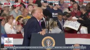 Trump detuvo el discurso después de que la audiencia en el mitin de Kentucky se derrumbó y el Dr. Oz corrió al rescate.