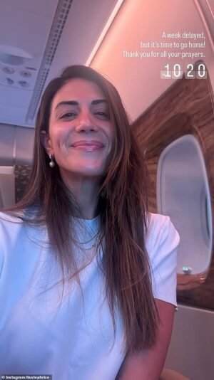 Stephanie Rice parte hacia Dubai después de haber sido separada de su marido debido a la guerra con Irán, justo cuando se produjo un ataque con drones cerca del aeropuerto de la ciudad.