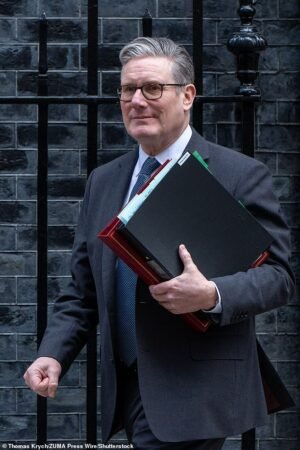 ‘Nos arrastraste a la cuneta’: furia laborista contra Starmer por la derrota de Mandelson, interrogando hoy al Primer Ministro por documentos que demuestran que ignoró las advertencias sobre los vínculos con Epstein