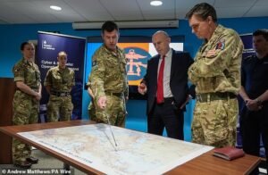 La base del Reino Unido en Irak es objeto de un ataque con aviones no tripulados iraníes, mientras el Secretario de Defensa pide una reducción de las tensiones y respalda medidas para desbloquear el Estrecho de Ormuz.