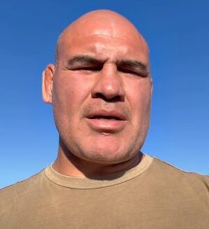 La ex estrella de UFC Caín Velásquez habla por primera vez desde que salió de prisión… después de recibir un disparo y ser encarcelado por presuntamente agredir sexualmente a su hijo.