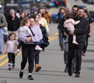 El tirador murió después de ingresar a una sinagoga de Detroit con un preescolar y abrir fuego, y todos los niños y el personal sobrevivieron al ataque, dijo la policía.