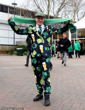 ¡Haz la mía una Guinness! Los asistentes a las carreras borrachos ‘dividen la G’ mientras celebran el jueves de San Patricio en el Festival de Cheltenham