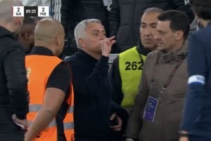 José Mourinho aprende el castigo por tarjeta roja después de que el furioso técnico del Benfica llamara al ex jugador ‘traidor’ ’50 veces’ en el empate con el Porto.