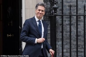 No hay excusa para aumentar los impuestos: el grupo de expertos laboristas pide un aumento ‘temporal’ del impuesto sobre la renta de 2 peniques para financiar el rescate de la factura energética… mientras que Red Aid dice que la energía nuclear nos ahorrará dinero, en unos 20 años