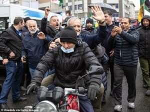 Desertores ejecutados y prueba de que el régimen de Irán aún podría caer: David Patrikarakos revela la debilidad potencialmente fatal de los mulás…