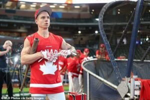 Las estrellas del béisbol de Canadá intensifican su rivalidad con el equipo de EE. UU. al usar camisetas de hockey en la práctica antes del choque del CMB