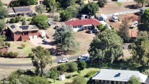 La muerte de un hombre encontrado junto a una mujer gravemente herida en una casa rural sigue siendo un misterio, ya que un hombre de 30 años está acusado de asesinato.