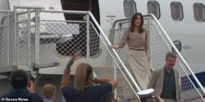 La reina María y el rey Federico aterrizan en Uluru para la primera aparición pública de su histórica gira de seis días por Australia