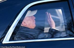 Trump pidió al Reino Unido que envíe barcos para ayudar a desbloquear el Estrecho de Ormuz después de que Gran Bretaña finalmente lograra desplegar el HMS Dragon el martes.