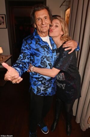 La hija de Ronnie Wood dice que está contenta de que su padre en Rolling Stone nunca le haya dado su fortuna de £150 millones, a pesar de que tiene una hipoteca y un muro en el jardín que se está desmoronando.