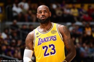 Los fanáticos de la NBA se burlan de LeBron James por agregar una personalización ‘arrogante’ a la camiseta de los Lakers