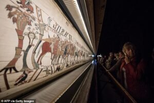 El Museo Británico pagará £1,2 millones para trasladar el Tapiz de Bayeux a través del Canal de la Mancha: la obra de arte icónica cuenta con su propia escolta policial y un servicio especial de Eurostar.