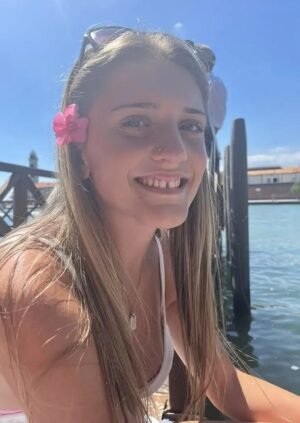 El jefe de salud se esfuerza por rastrear a miles de personas en riesgo de contraer la cepa de meningitis de Kent: Surgen preguntas sobre por qué las autoridades solo advirtieron sobre el brote después de que los estudiantes regresaron a casa para el Día de la Madre, incluido el ‘posible caso en Londres’