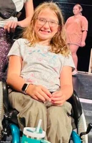 Niña de 12 años, icónica banda de rock le impide cantar en el escenario con ellos porque está molesta porque usa silla de ruedas