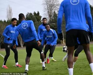 El Chelsea ‘sufre una filtración de noticias sobre el equipo’ por segunda vez en una semana antes de que el PSG se enfrente a una estrella aparentemente despedida de £ 70 millones, a pesar de que Liam Rosenier comenzó a buscar un topo en el vestuario.