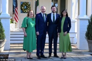 Trump firma un acuerdo de 6.000 millones de dólares con Irlanda para financiar empleos en EE.UU. después de afirmar que los irlandeses están “robando” empresas estadounidenses