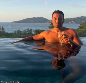 La ex estrella de TOWIE, Jordan Wright, fue encontrada muerta en una zanja de drenaje en Tailandia después de registrarse sola en un hotel.