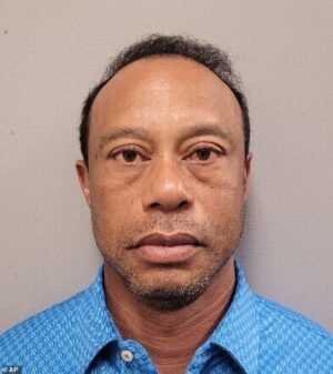 La foto policial con los ojos llorosos de Tiger Woods publicada después del dramático accidente automovilístico y el arresto por DUI de la leyenda del golf
